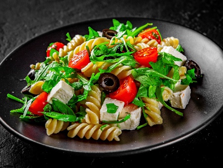 Паста салата с макарони (фузили), рукола, бяло краве сирене, домати и маслини - снимка на рецептата